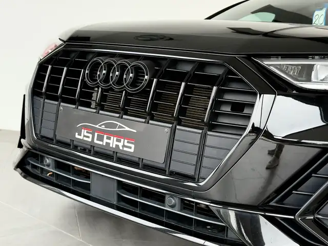 Audi Q3 view 4