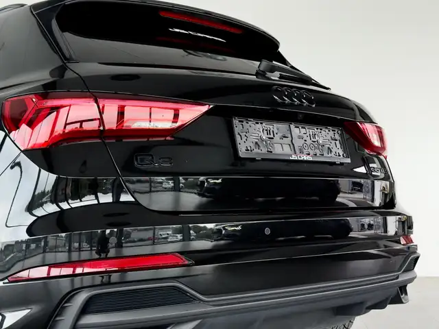 Audi Q3 view 9