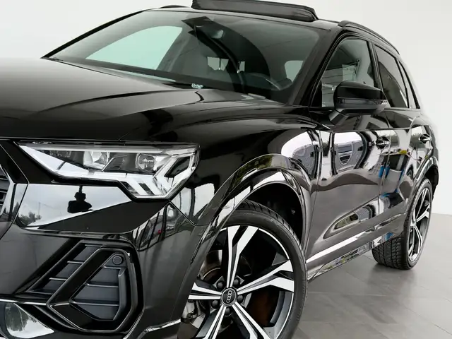 Audi Q3 view 3
