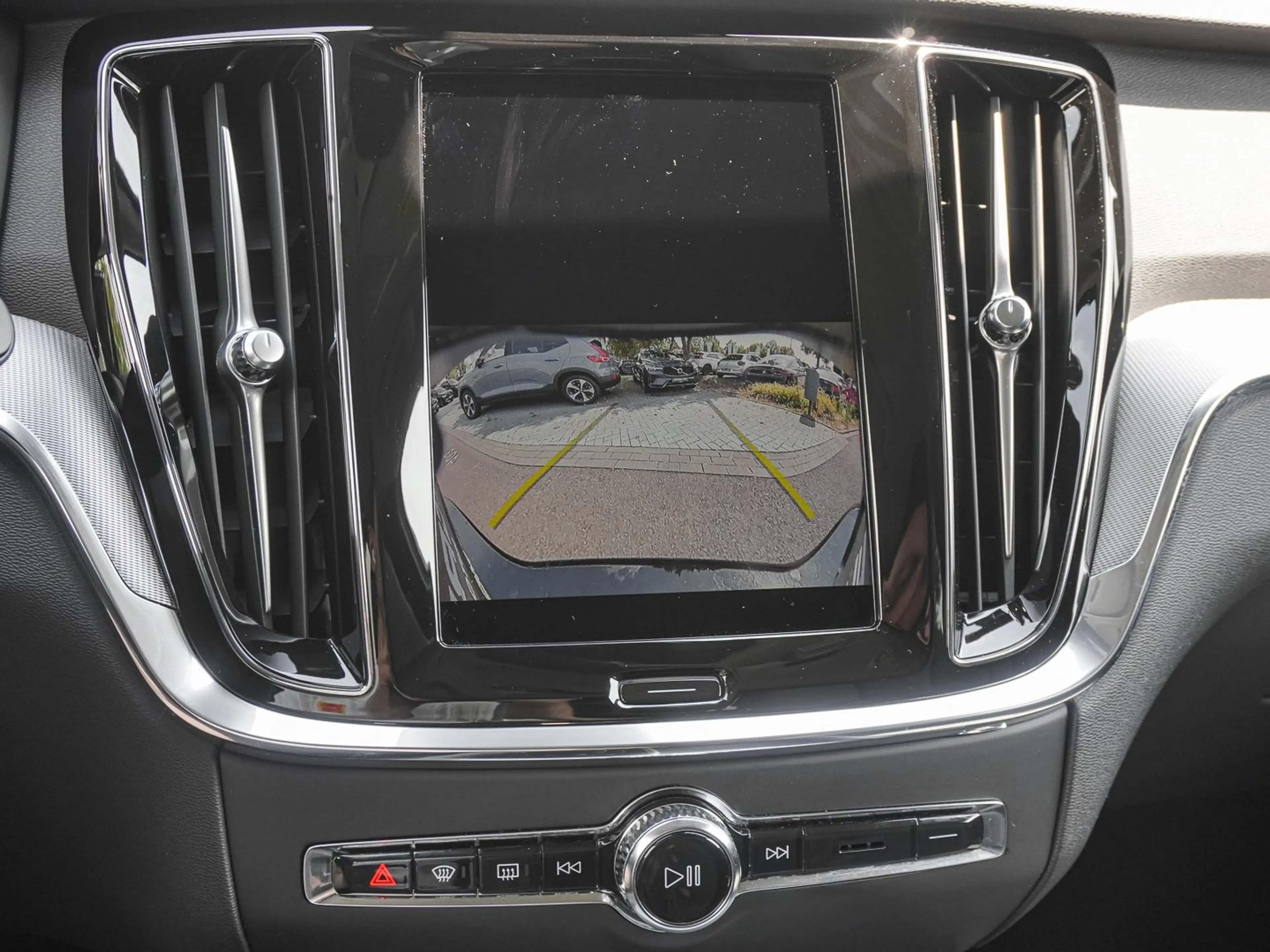 Volvo V60 Cross Country B4 AWD Plus LED — photo 13