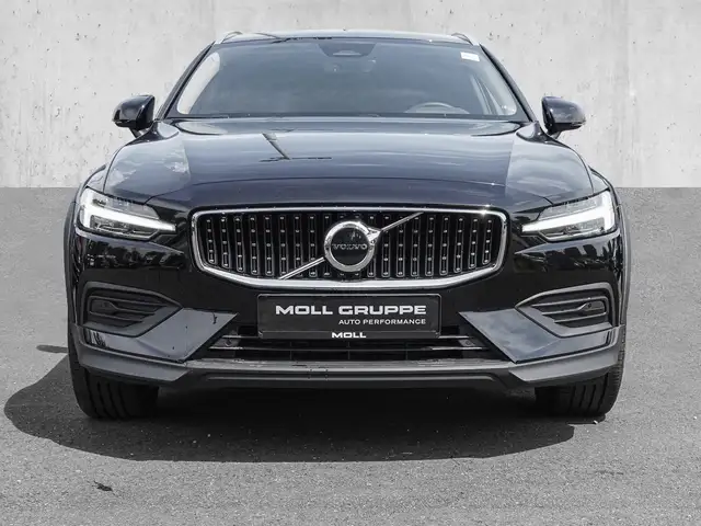 Volvo V60 Cross Country view 3