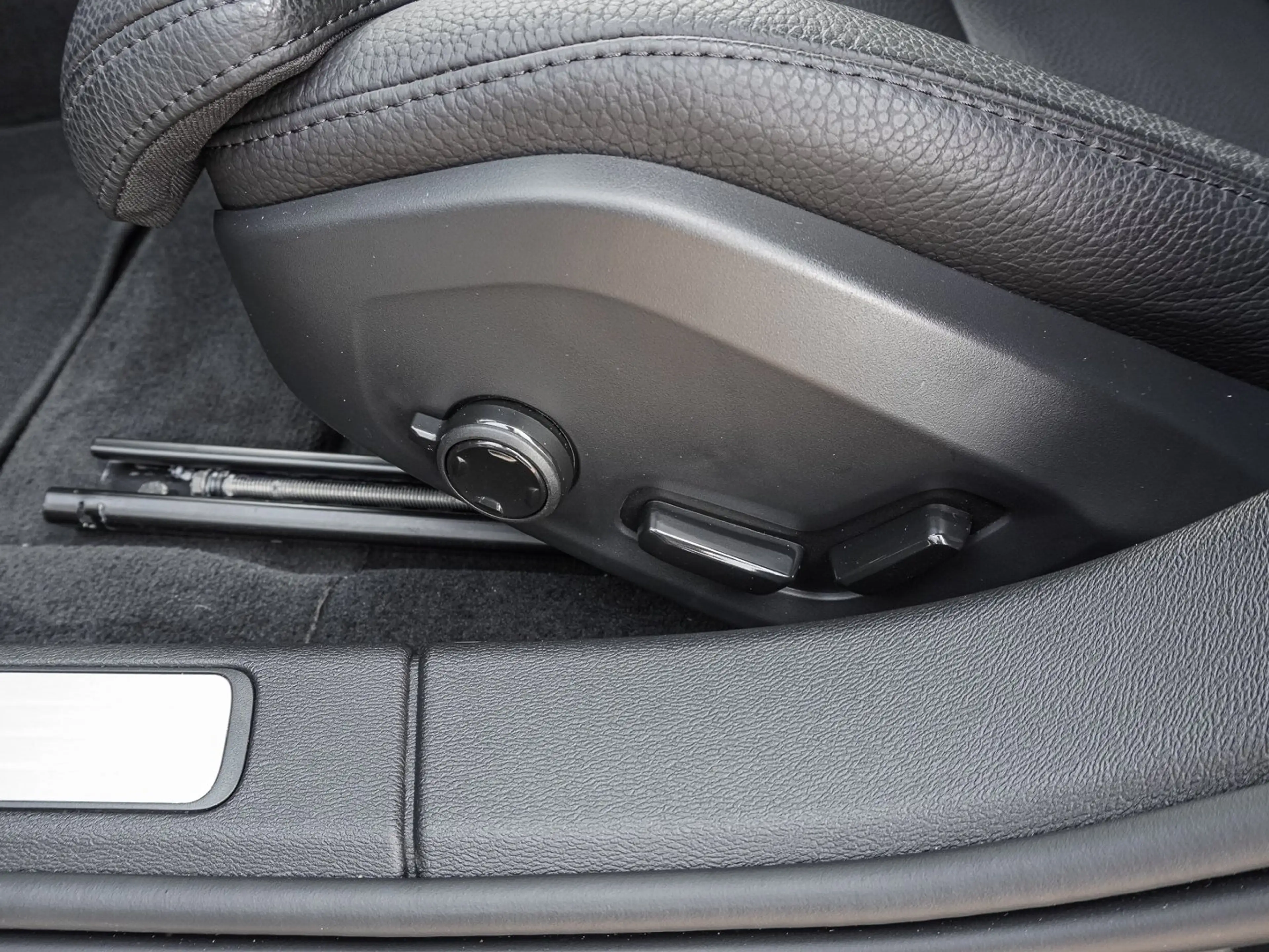 Volvo V60 Cross Country B4 AWD Plus LED — photo 15