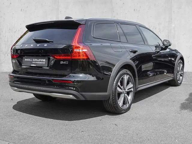 Volvo V60 Cross Country view 4