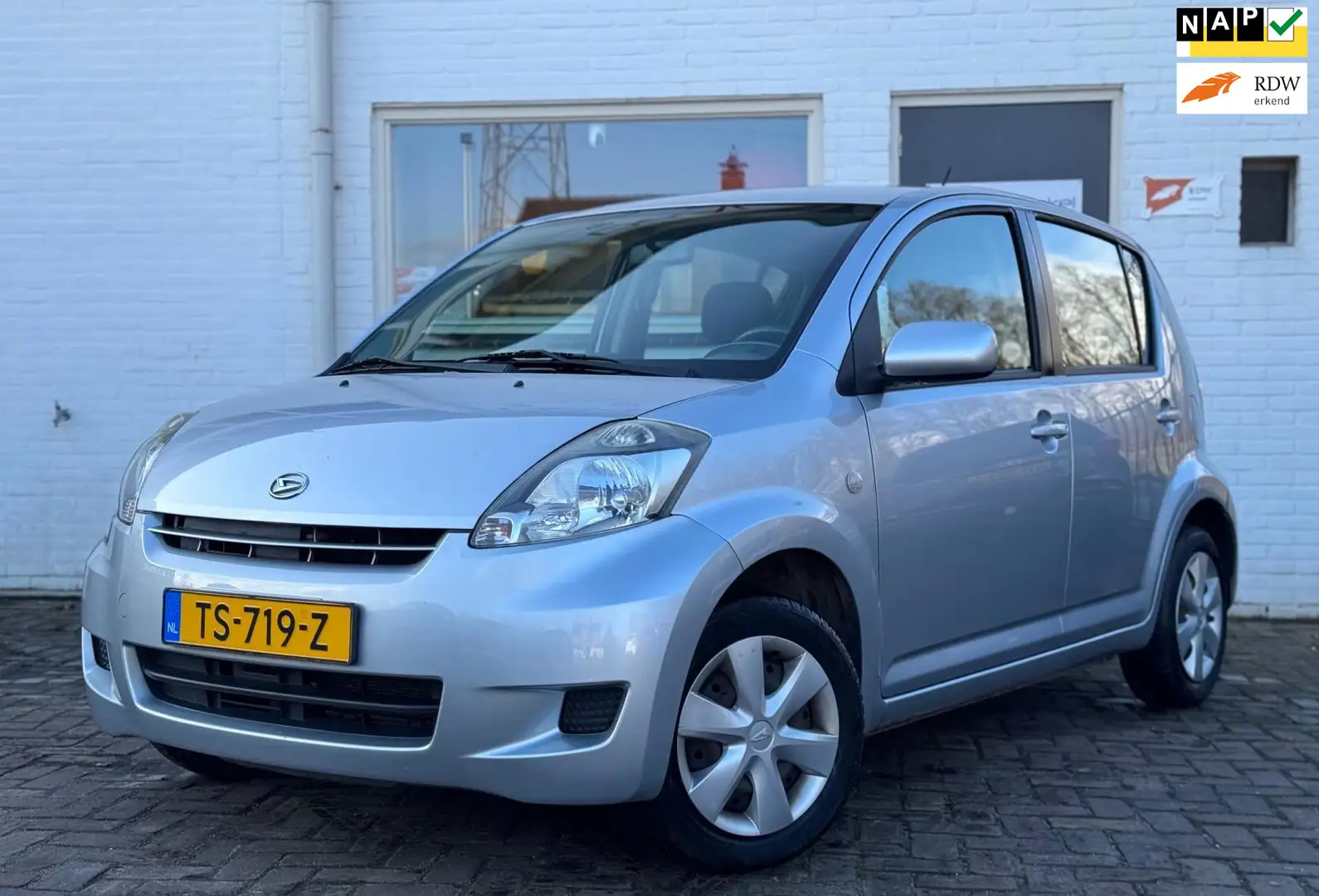 Daihatsu Sirion 2 1.0-12V Airco 5-deurs APK 11-2025 Gris - 1