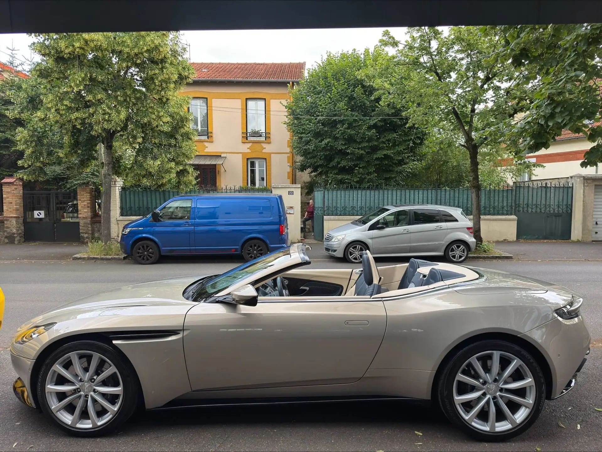 애스턴마틴 DB11 V8 2019 실버 사진 3
