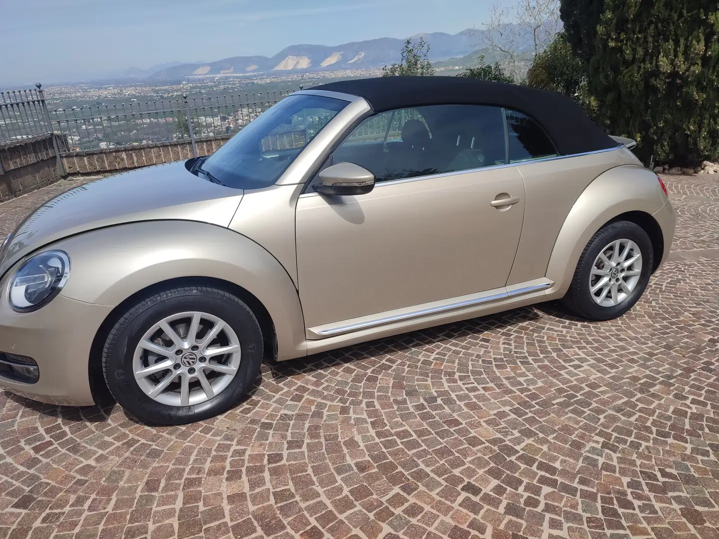 Volkswagen Maggiolino Maggiolino Cabrio 2.0 tdi bm Design 110cv Goud - 1