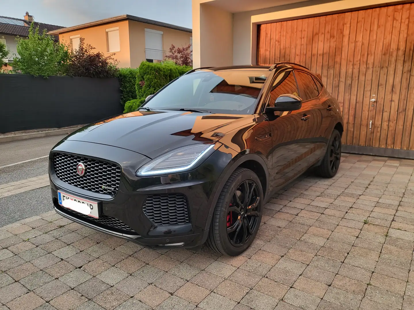 Jaguar E-Pace E-Pace 20d AWD R-Dynamic S Aut. Schwarz - 1