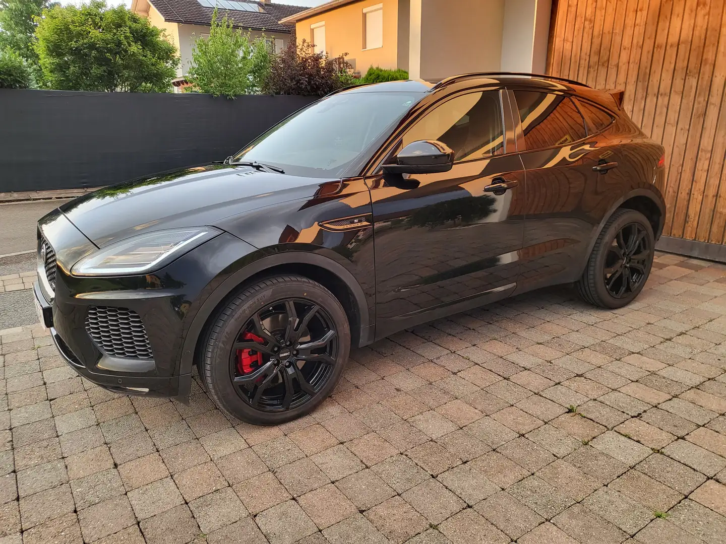 Jaguar E-Pace E-Pace 20d AWD R-Dynamic S Aut. Schwarz - 2