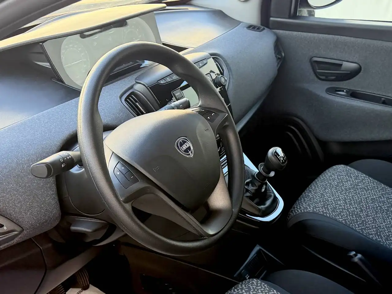 Lancia Ypsilon 2024 — фото 9