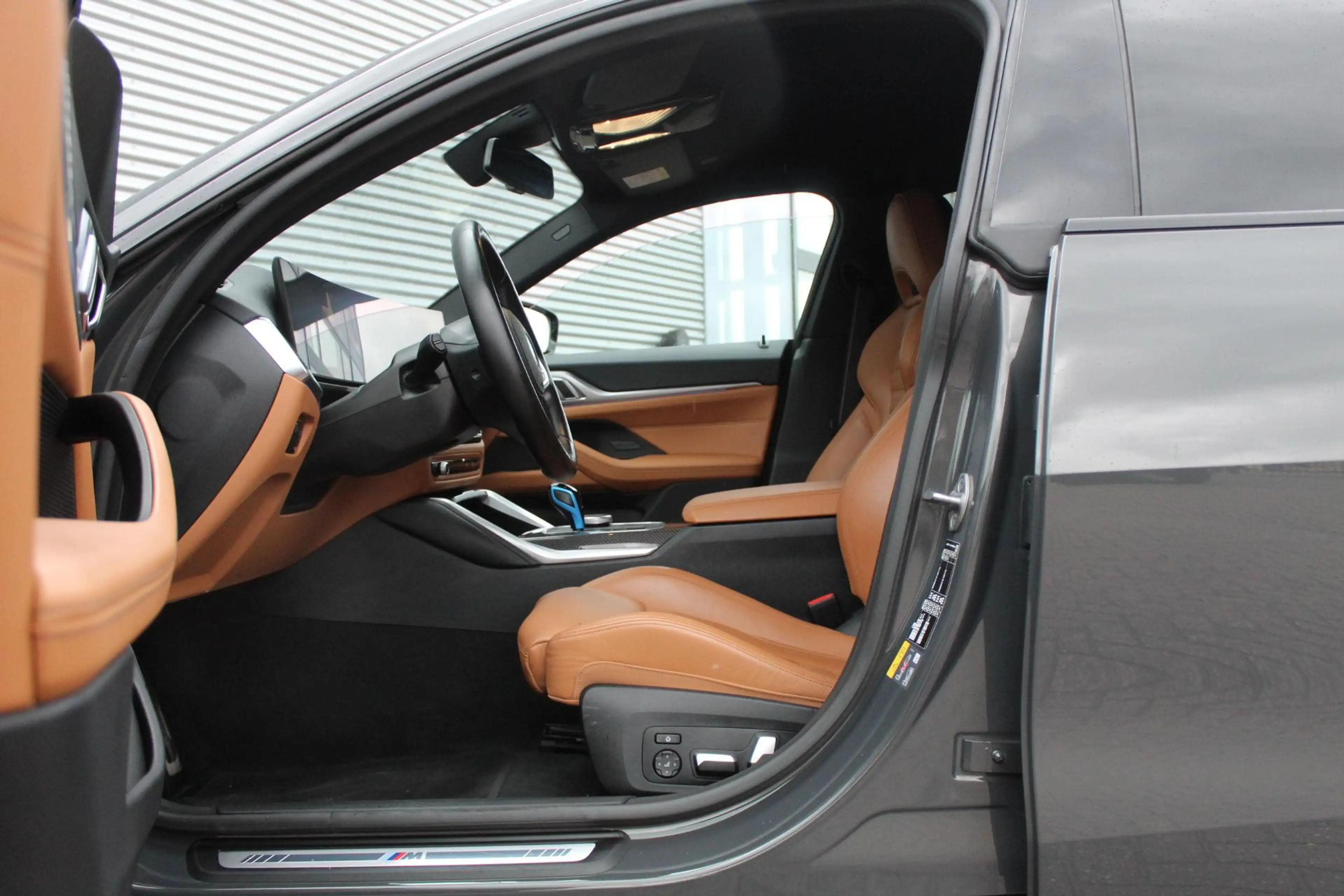 BMW i4 eDrive40 High Ex 84 kWh/Dravit/Performance stoelen — photo 37