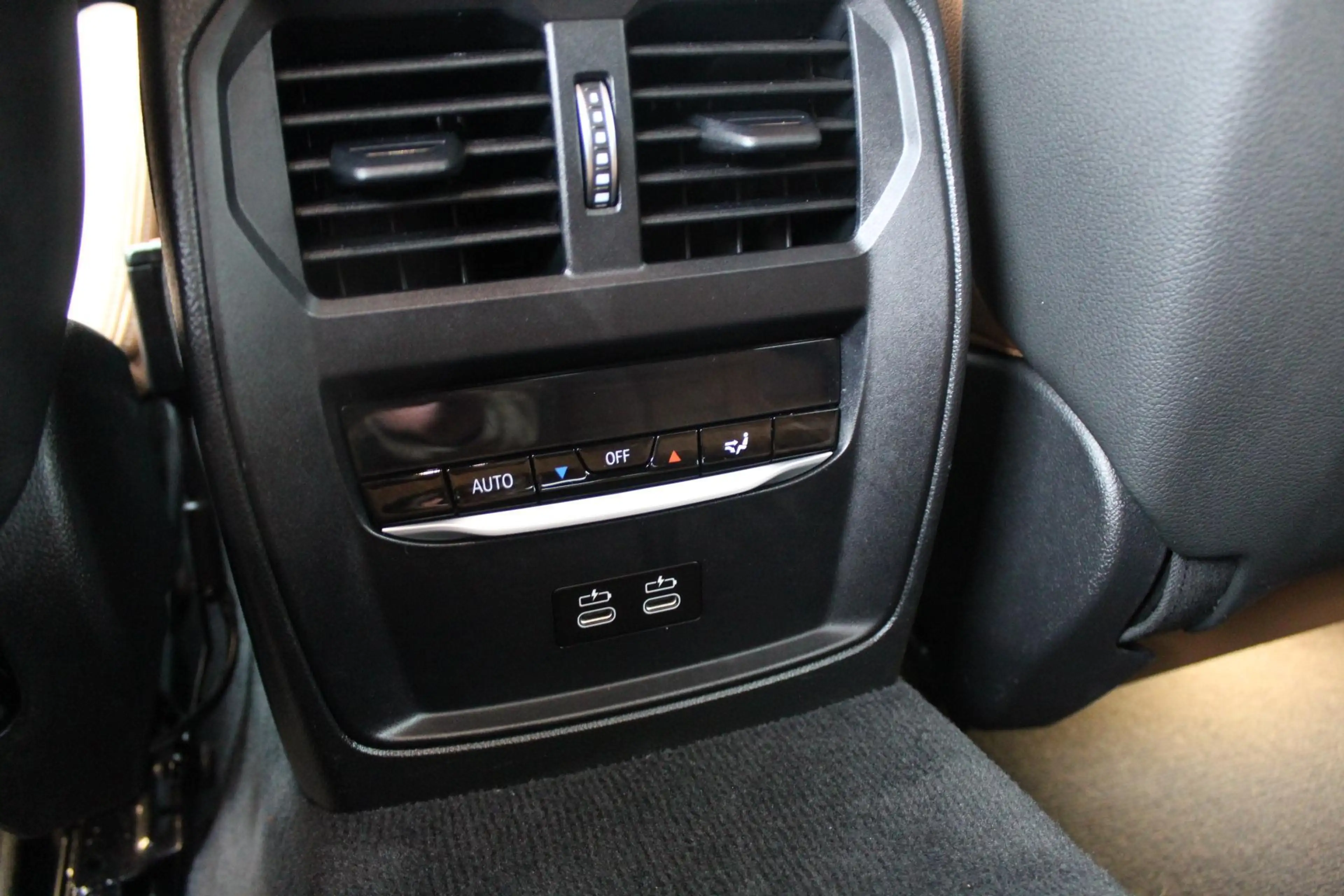 BMW i4 eDrive40 High Ex 84 kWh/Dravit/Performance stoelen — photo 36