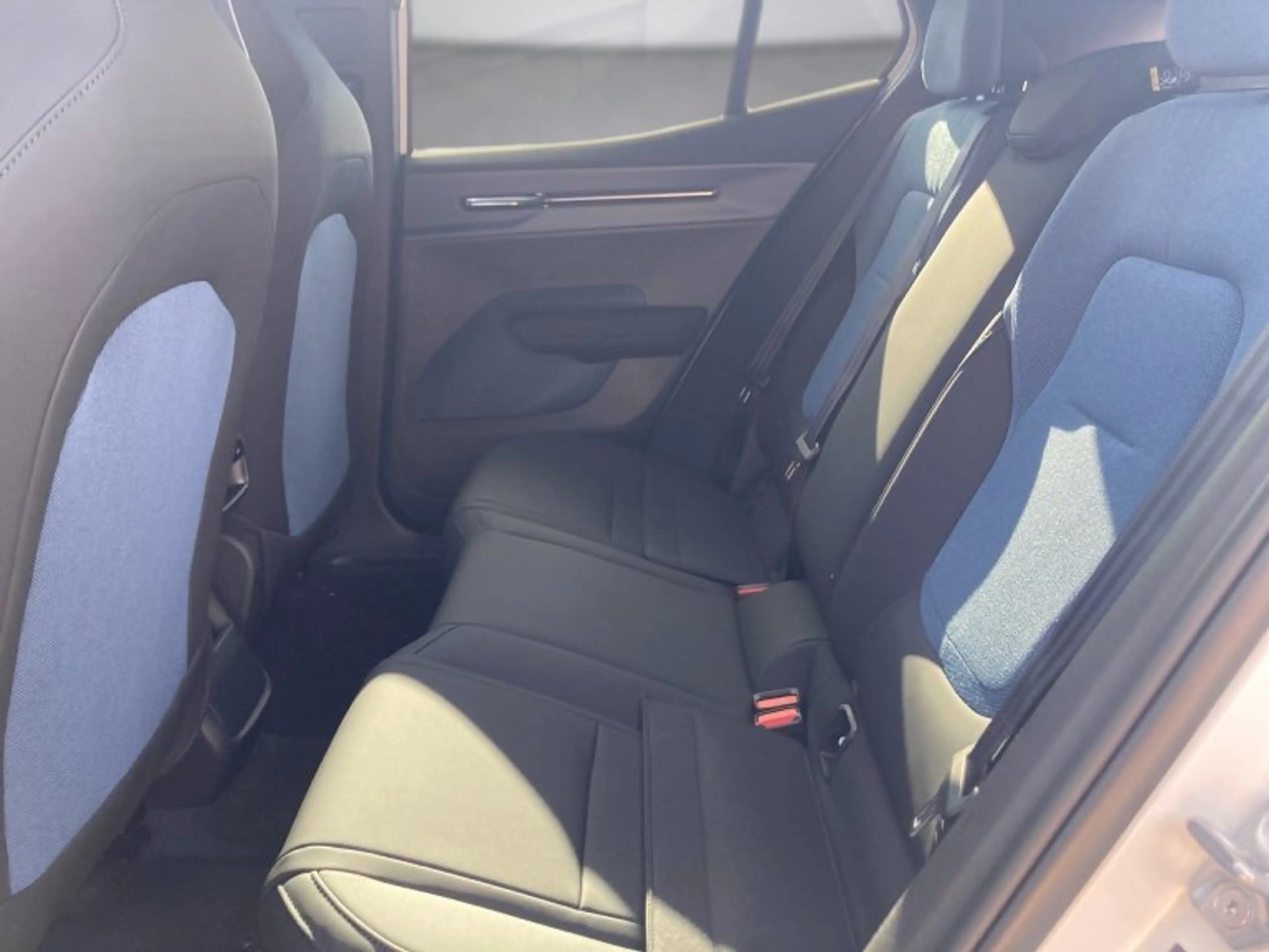 Volvo EX30 Plus, P5 Long Range Vollelektrisch — photo 10
