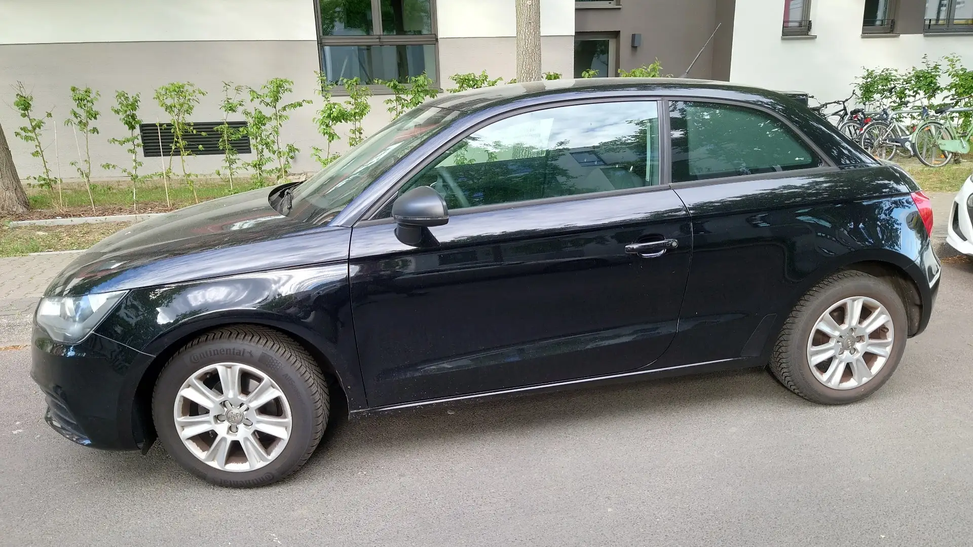 Audi A1 attraction Schwarz - 1