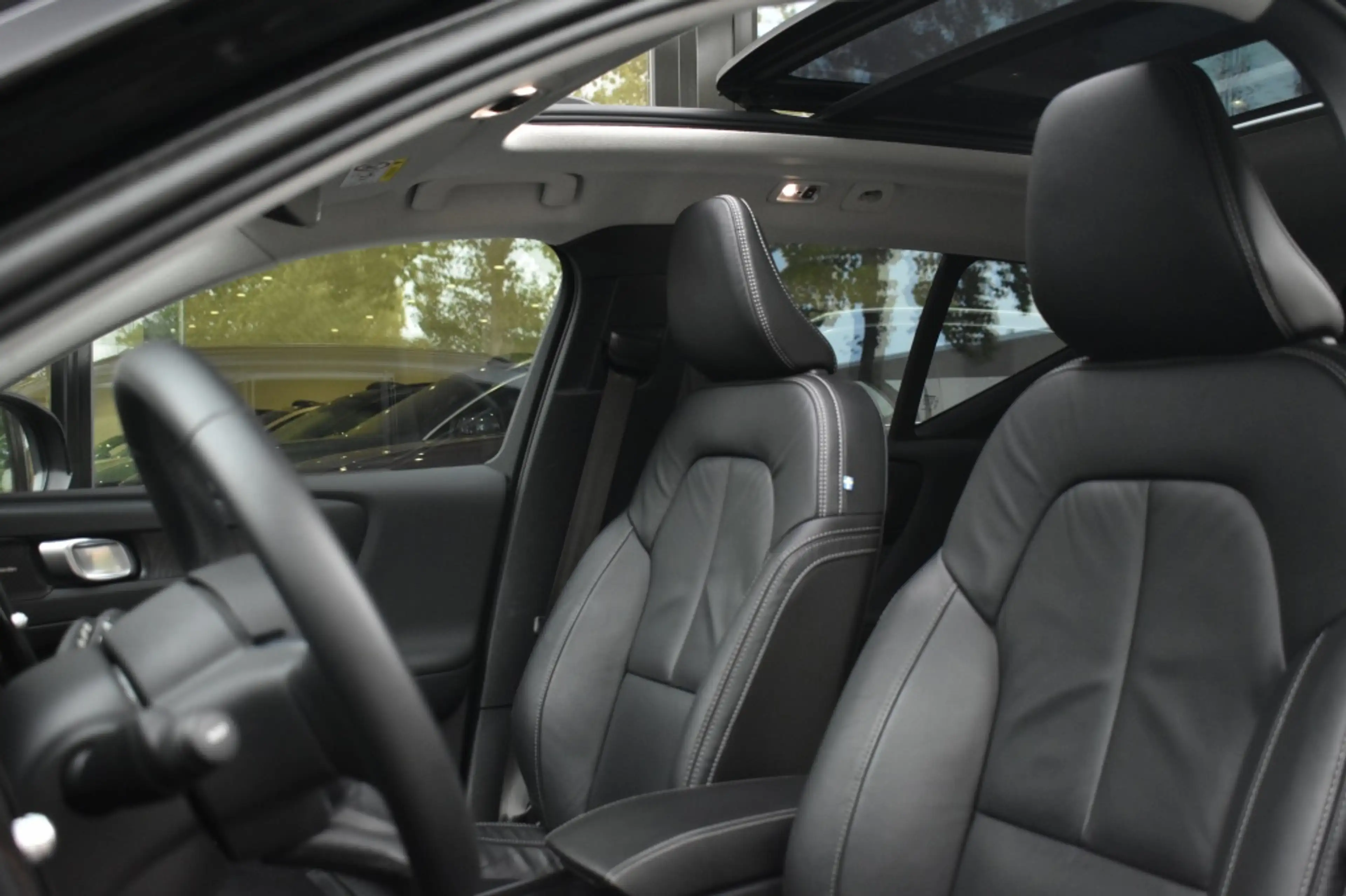Volvo XC40 T4 211pk [Plug-in] Ultra Dark | Driver Assist | 20 — photo 4