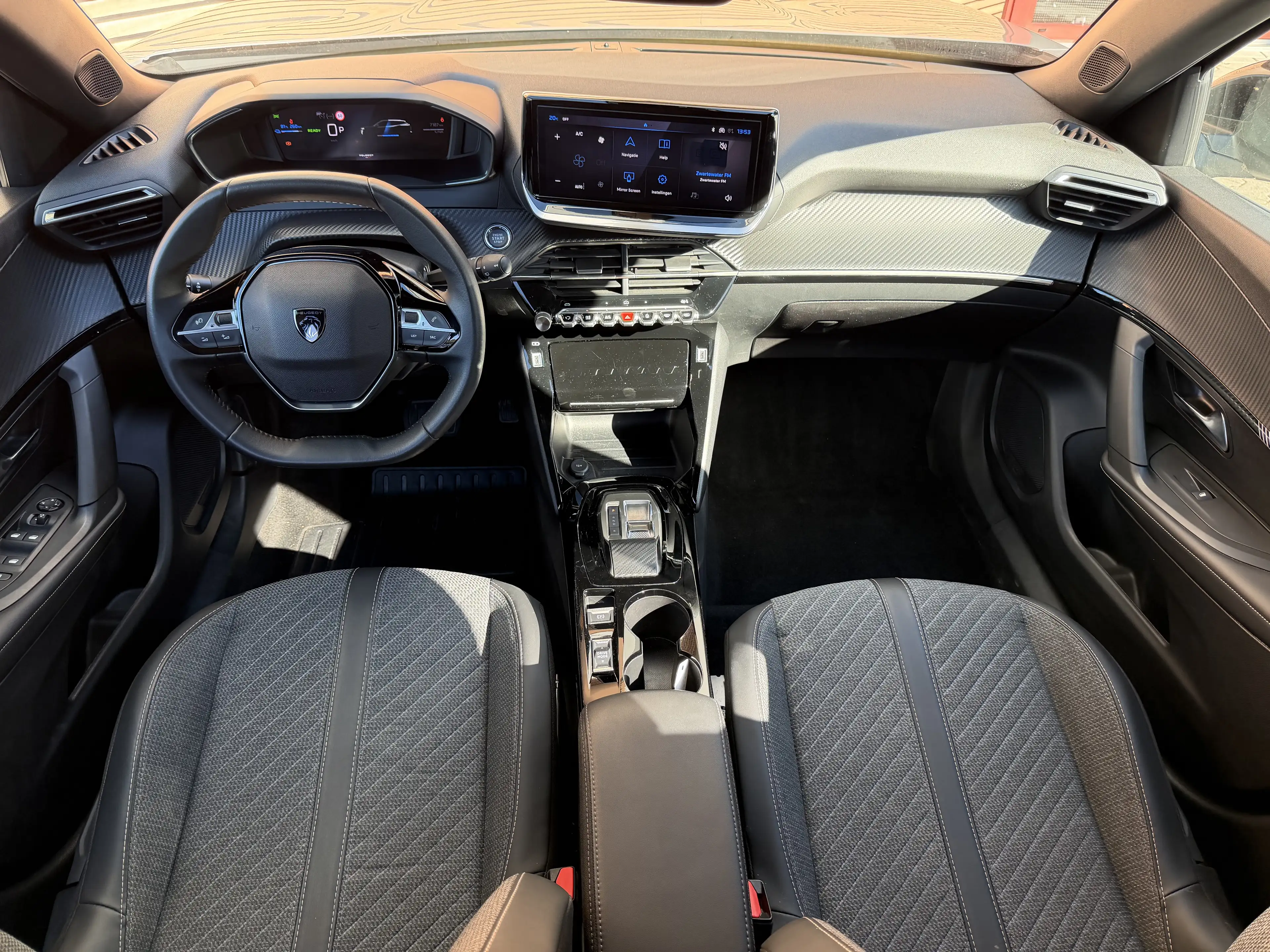 Peugeot e-2008 EV Allure Pack 50 kWh — photo 2