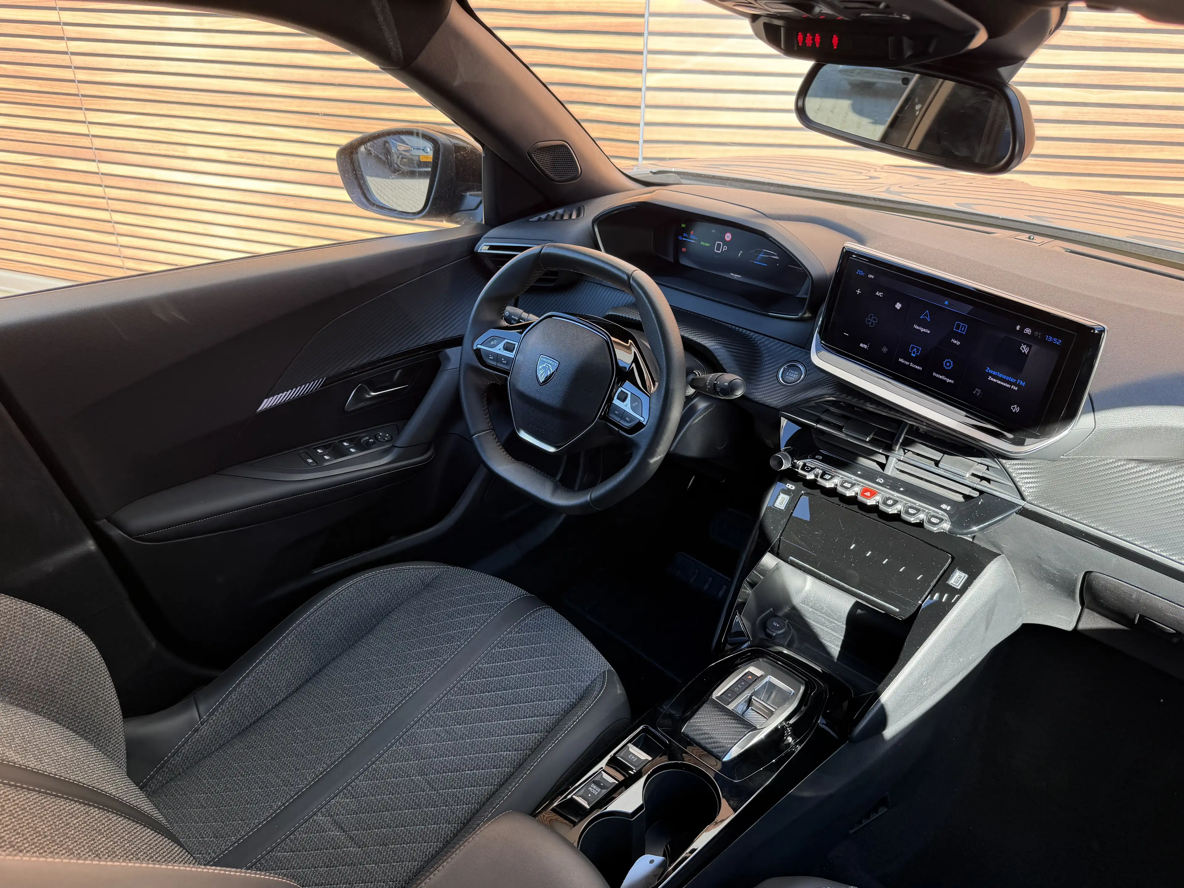 Peugeot e-2008 EV Allure Pack 50 kWh — photo 4