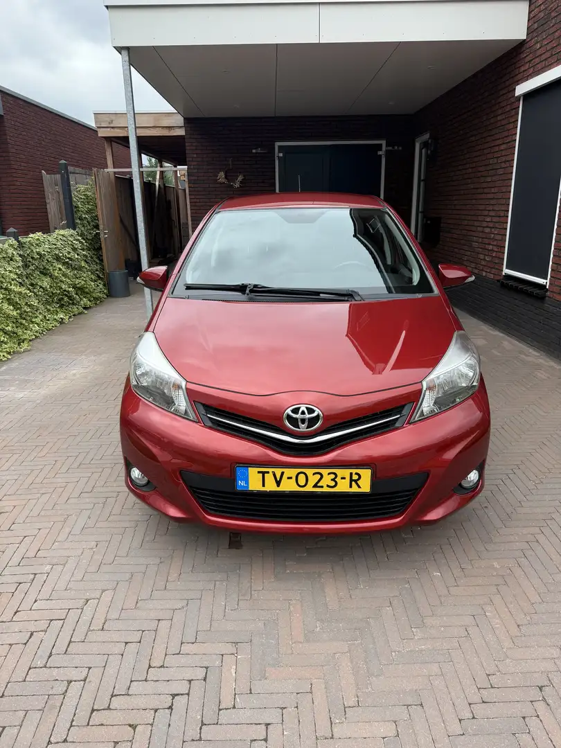Toyota Yaris 1.0 VVT-i Comfort Rood - 2