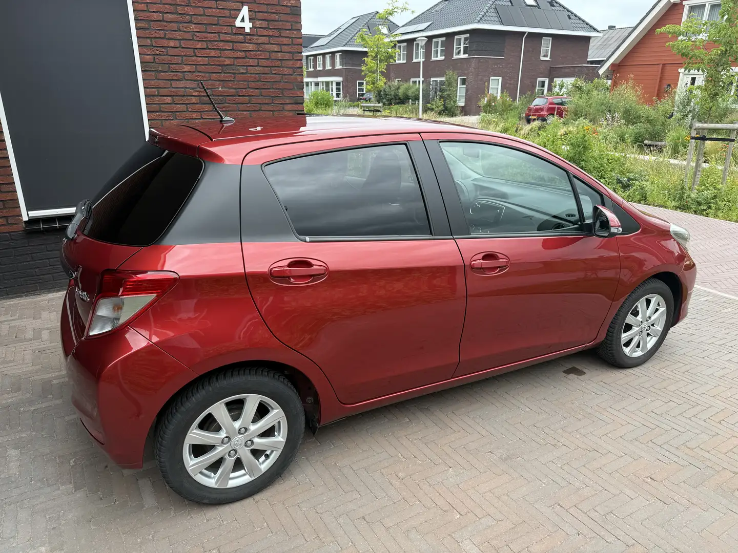 Toyota Yaris 1.0 VVT-i Comfort Rood - 1
