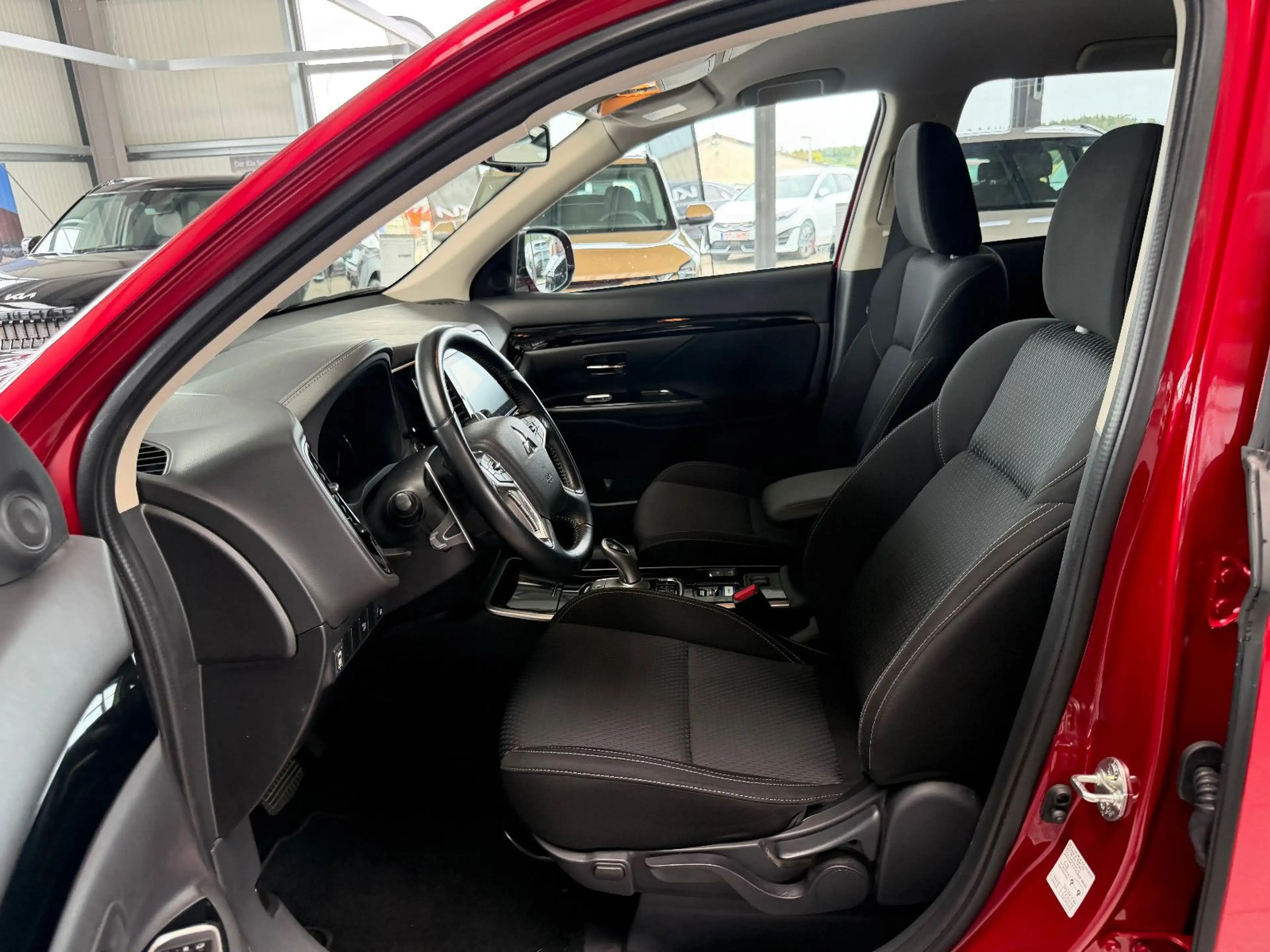 Mitsubishi Outlander Outlander Plug-in Hybrid BASIS 2.4 MIV — photo 4