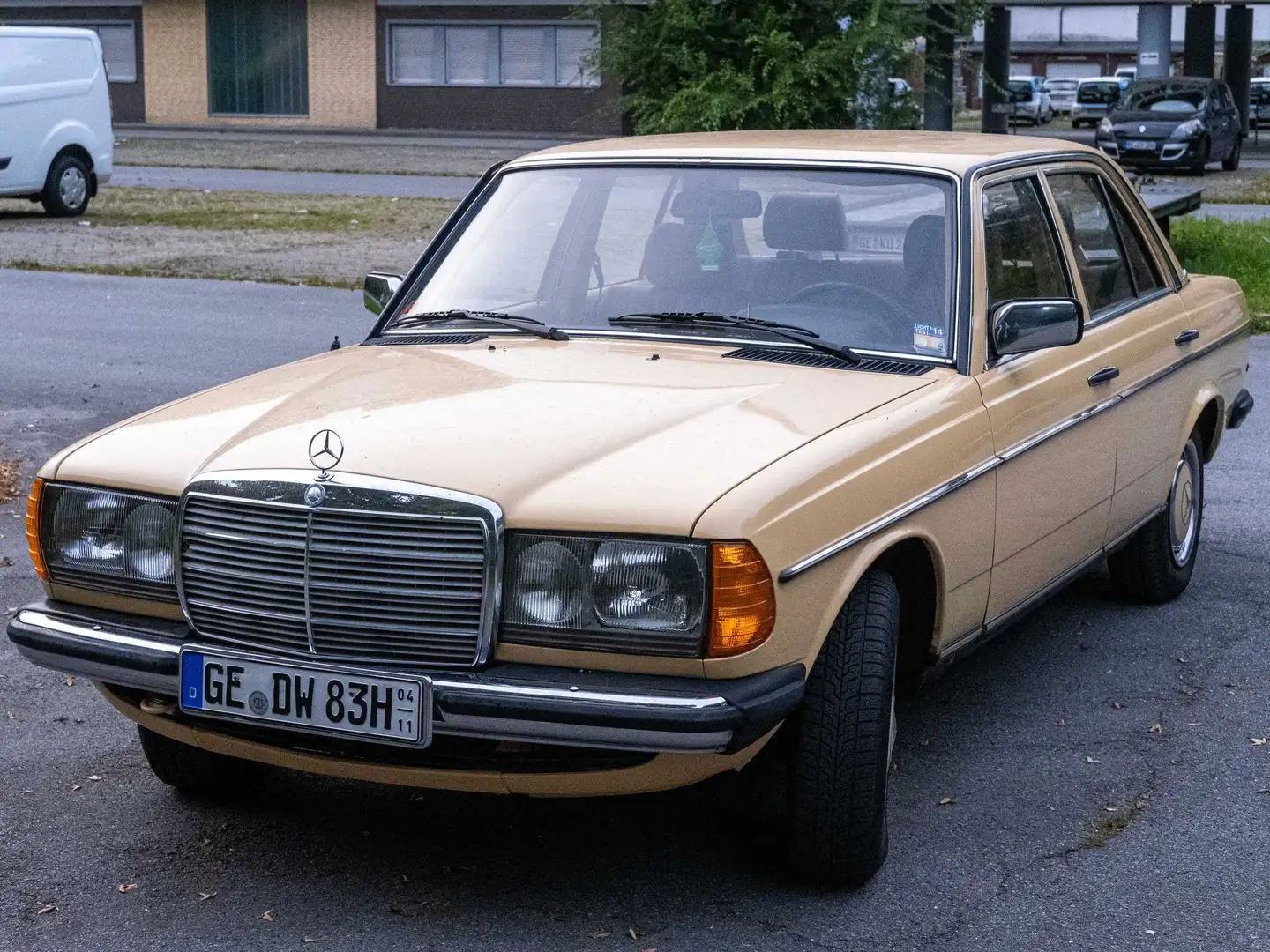 Mercedes-Benz 200 D žuta - 1