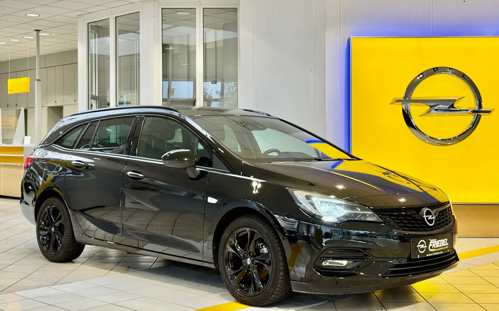 Opel Astra Eleg/LED-Matrix/Sitzh/AGR-Sitze/Kam/Navi/Lenkradhz Schwarz - 1