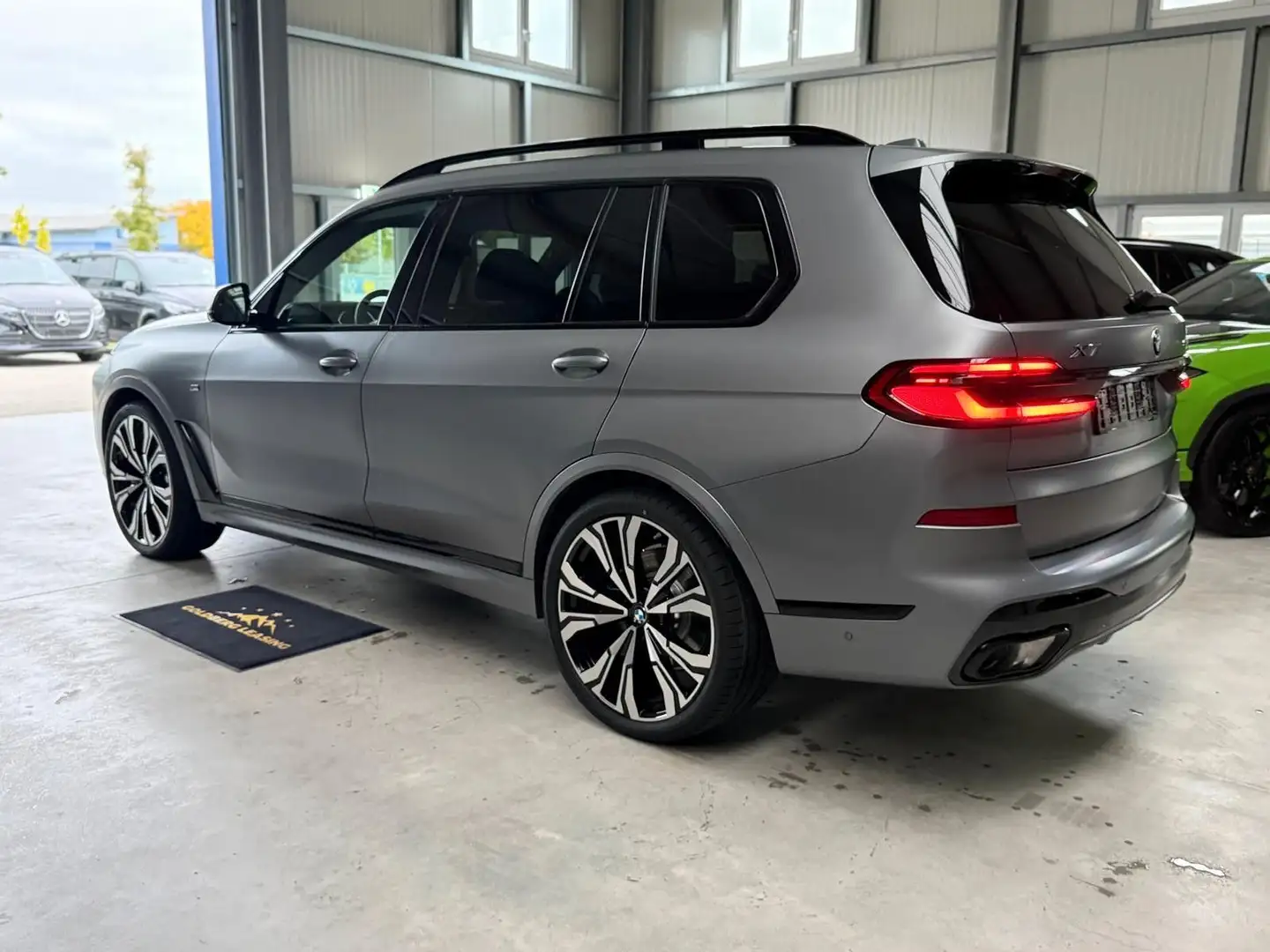 BMW X7 40d M SPORT EXECUTIVE DRIVE PRO CARBON B&W Grijs - 2