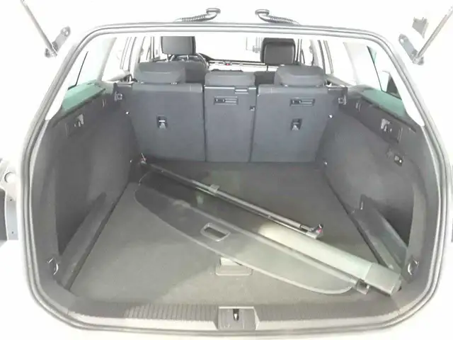 Volkswagen Passat view 14