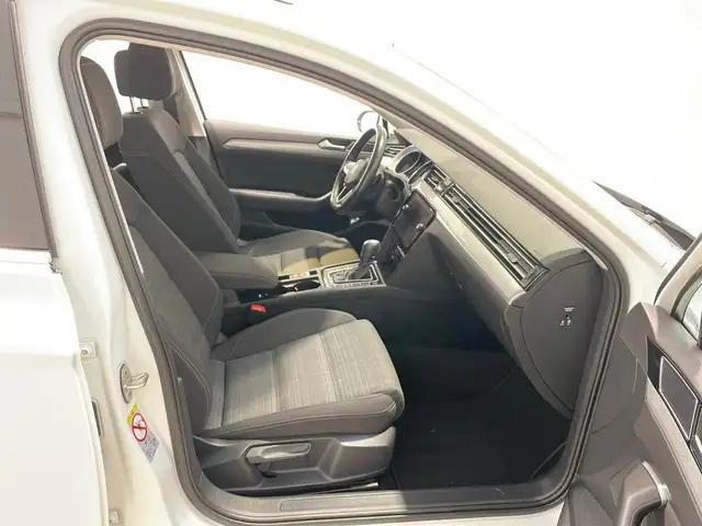 Volkswagen Passat view 8
