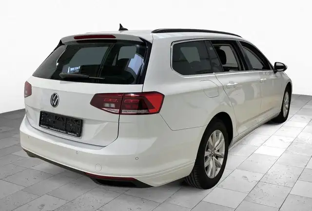 Volkswagen Passat view 3