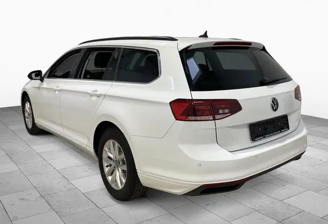 Volkswagen Passat view 4