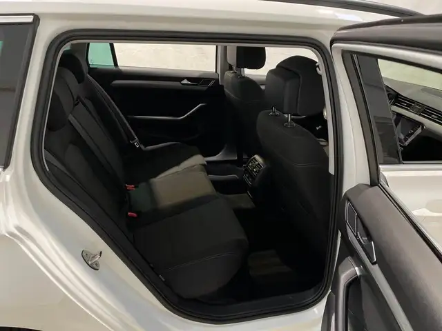 Volkswagen Passat view 9