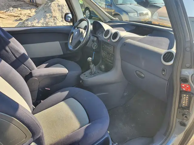Peugeot 1007 view 11