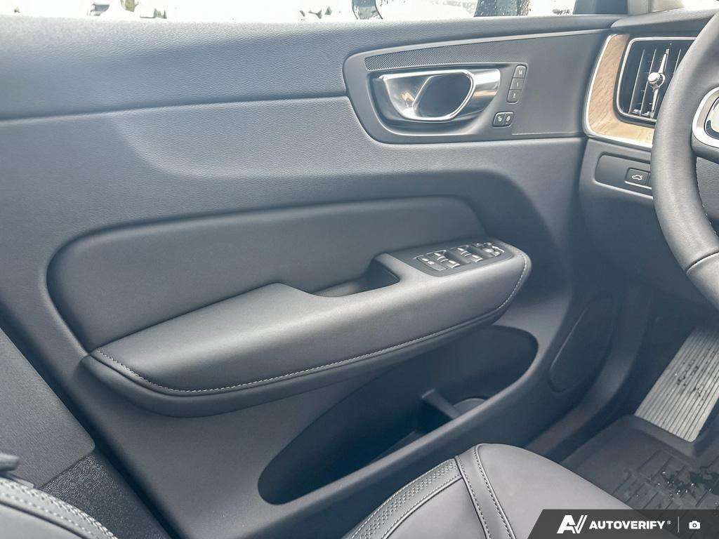 2026 Volvo XC60 T8 AWD Plus Dark Theme thumb 17