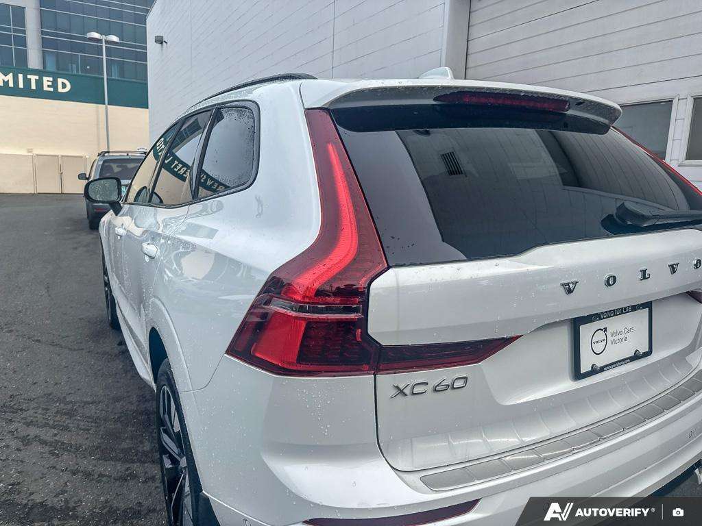2026 Volvo XC60 T8 AWD Plus Dark Theme thumb 11