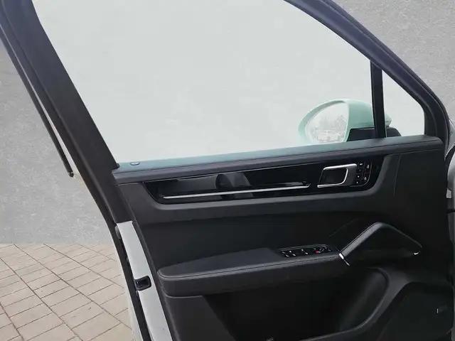 Porsche Cayenne view 8