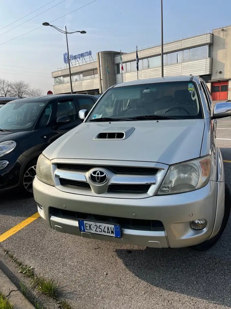 Toyota Hilux 2.5 double cab DLX 120cv Срібний - 1