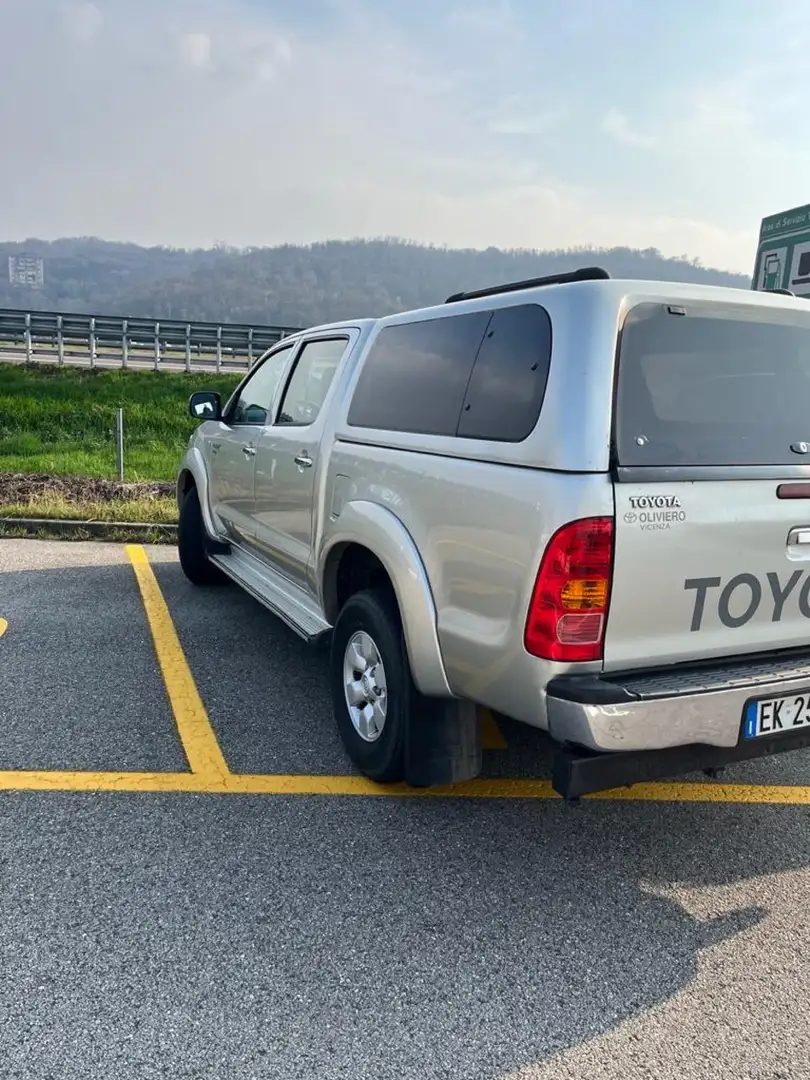 Toyota Hilux 2.5 double cab DLX 120cv Срібний - 2