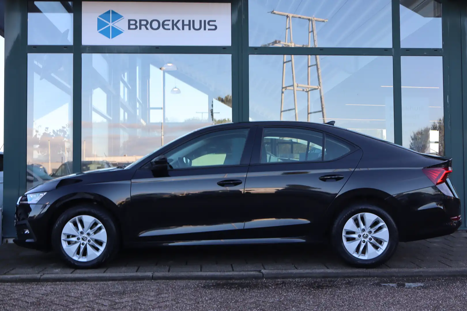 Skoda Octavia 110PK 1.0 e-TSI Business Edition | Cruise control Zwart - 2