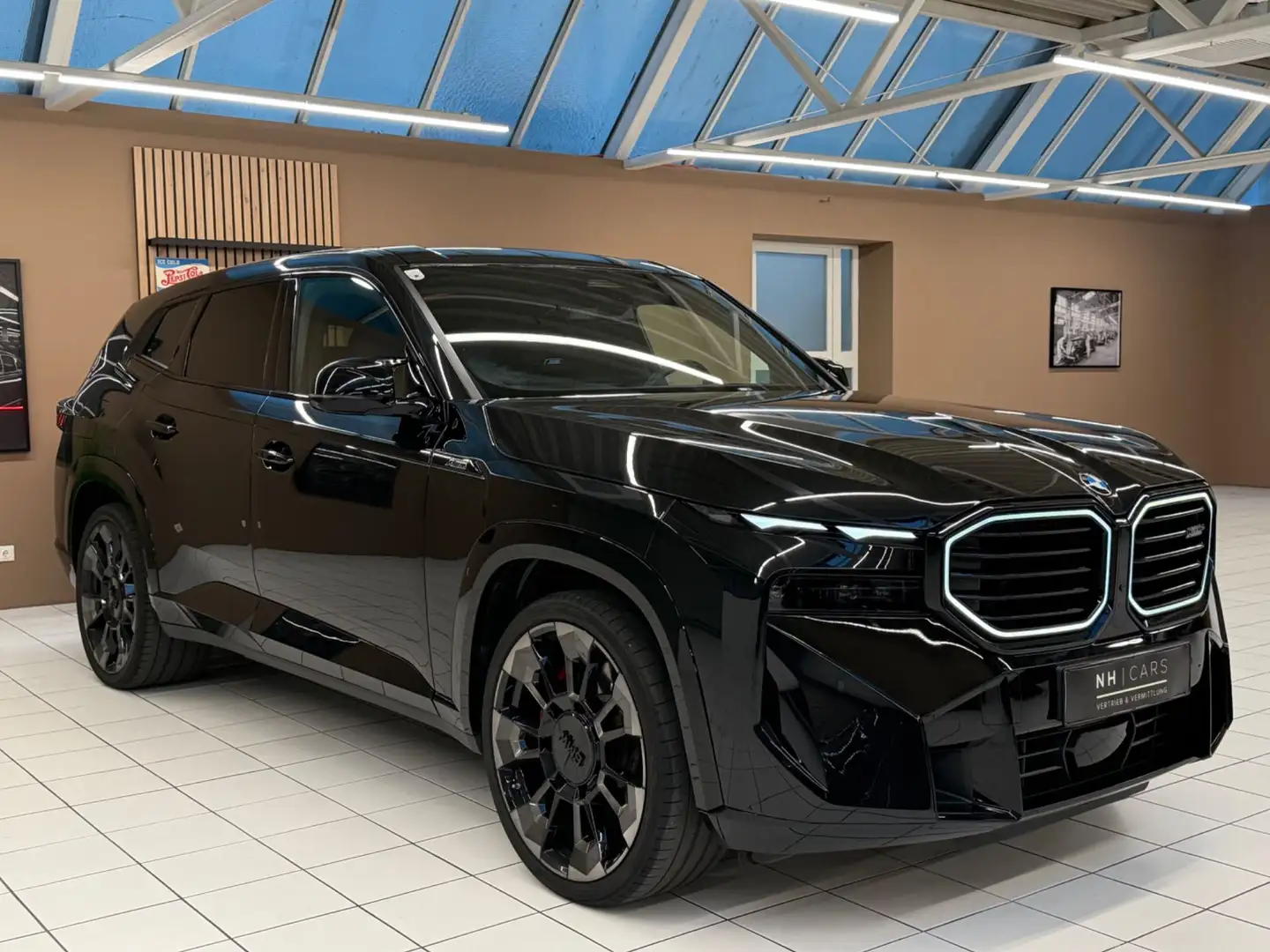 BMW XM 50e Schwarz - 1