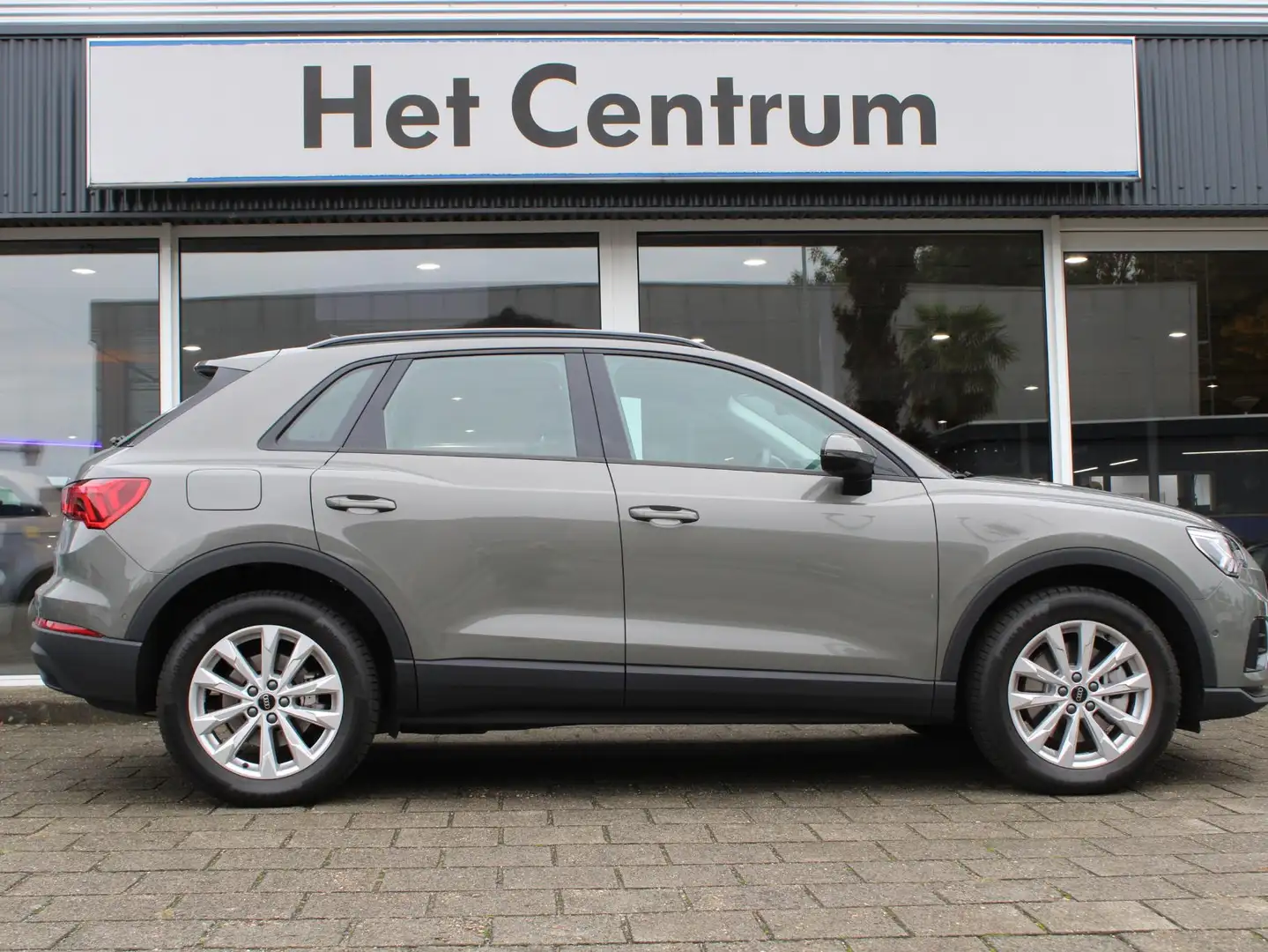 Audi Q3 45 TFSI e 245PK Automaat Advanced Edition Audi vir Grijs - 2