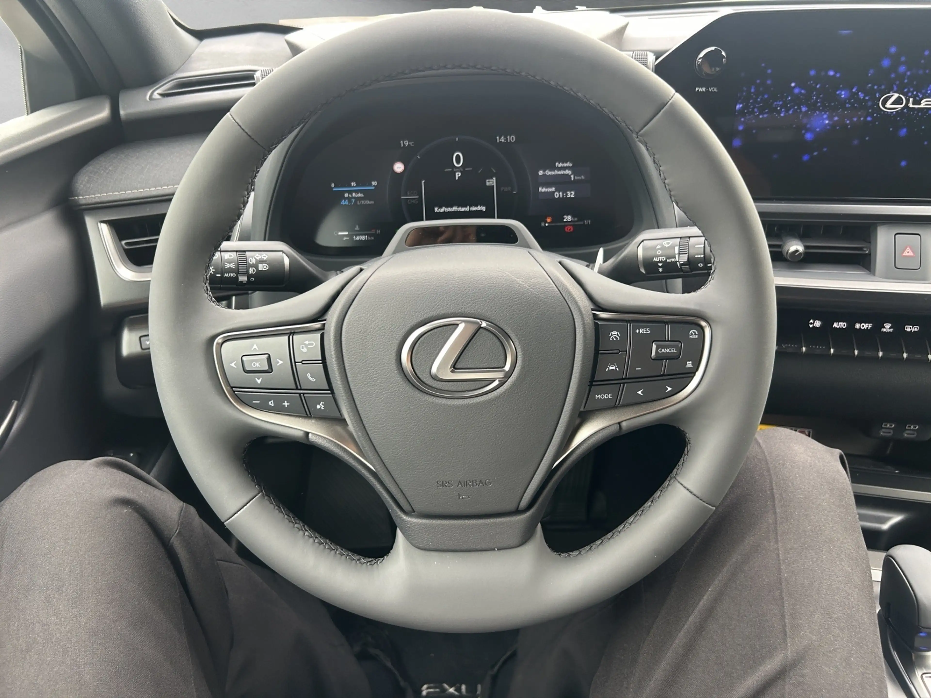 Lexus UX 250h 300 h F-Sport Design Technologie-Paket — photo 10