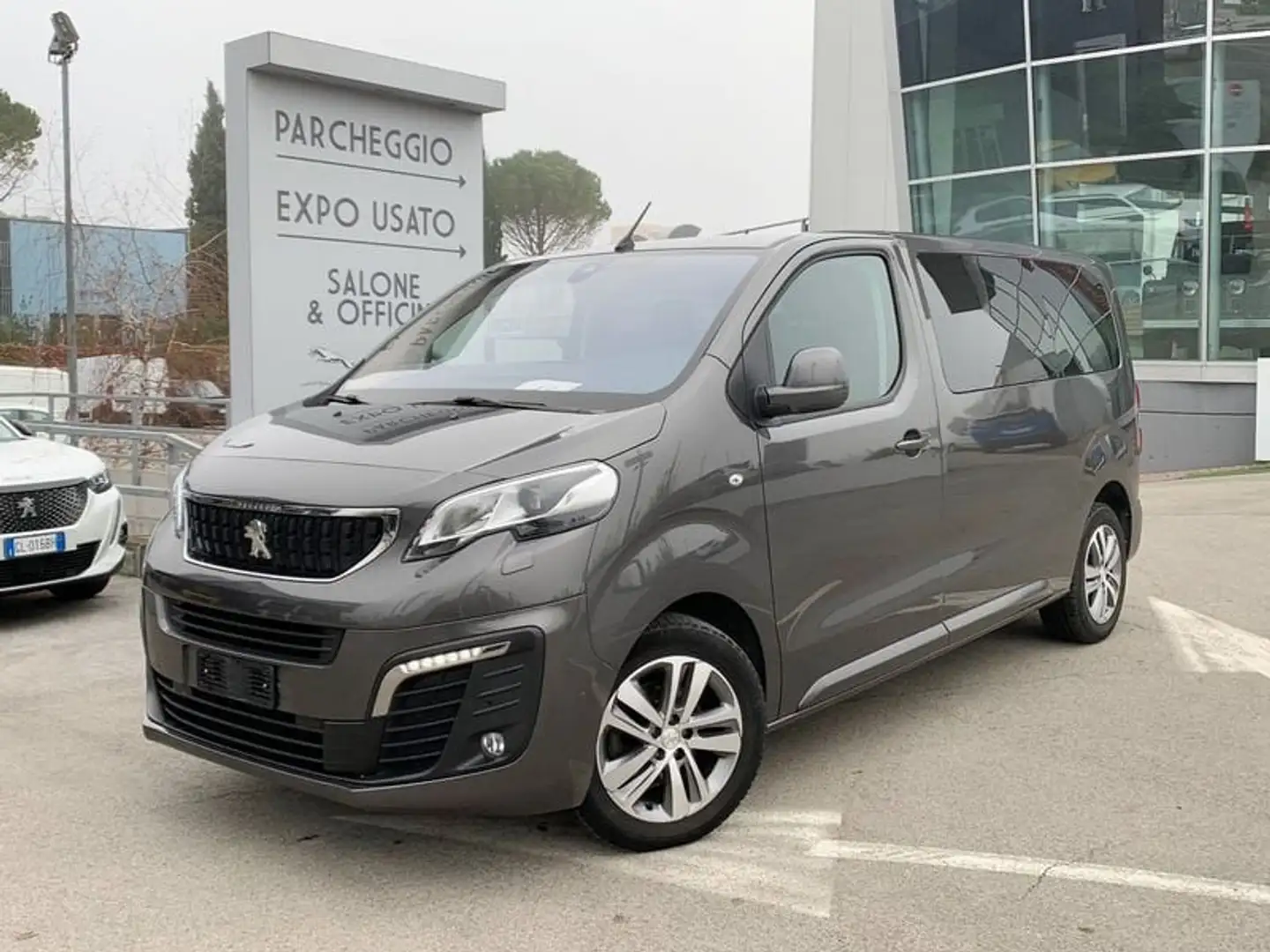 Peugeot Traveller 2.0 hdi 180cv eat-8 Business 5 Posti Gri - 1