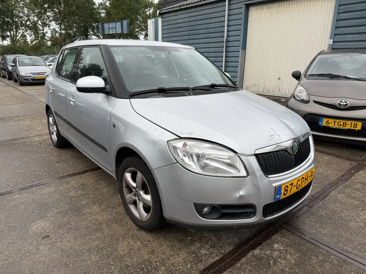Skoda Fabia 1.6-16V Ambiente 1e eigenaar! lichte voorschade! Gris - 2