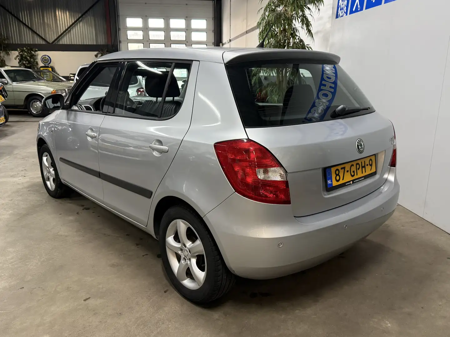 Skoda Fabia 1.6-16V Ambiente 1e eigenaar! lichte voorschade! Grijs - 2