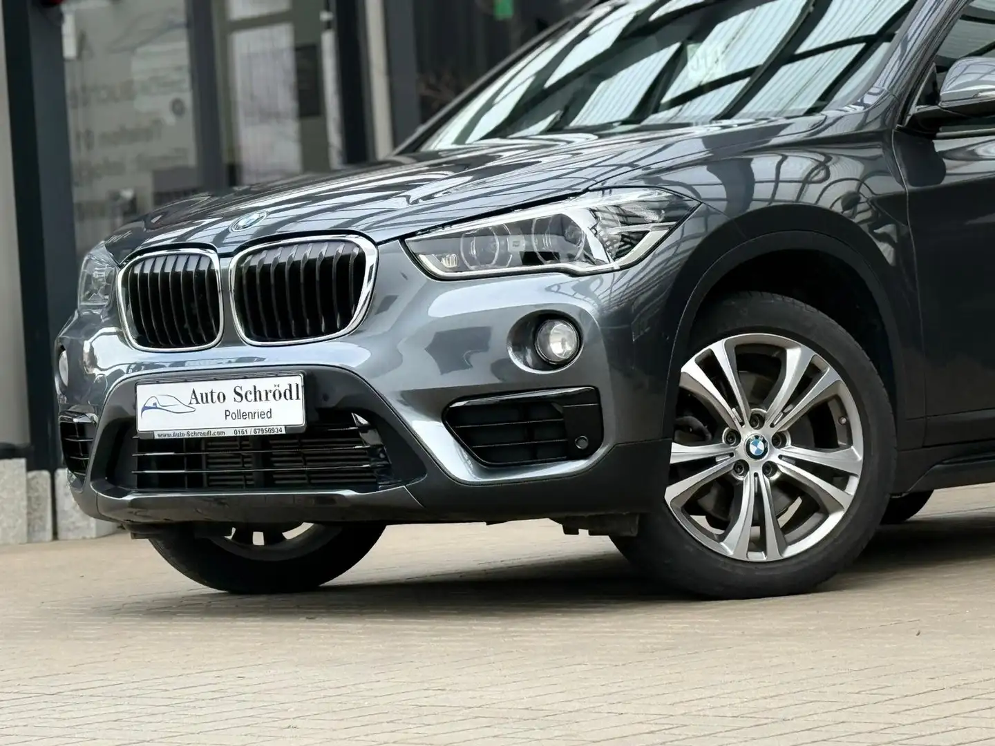 BMW X1 xDrive20i Aut. Sport Line, AHK, Pano, ACC, LED Grau - 2