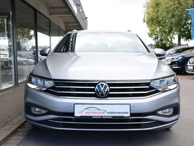 Volkswagen Passat view 3