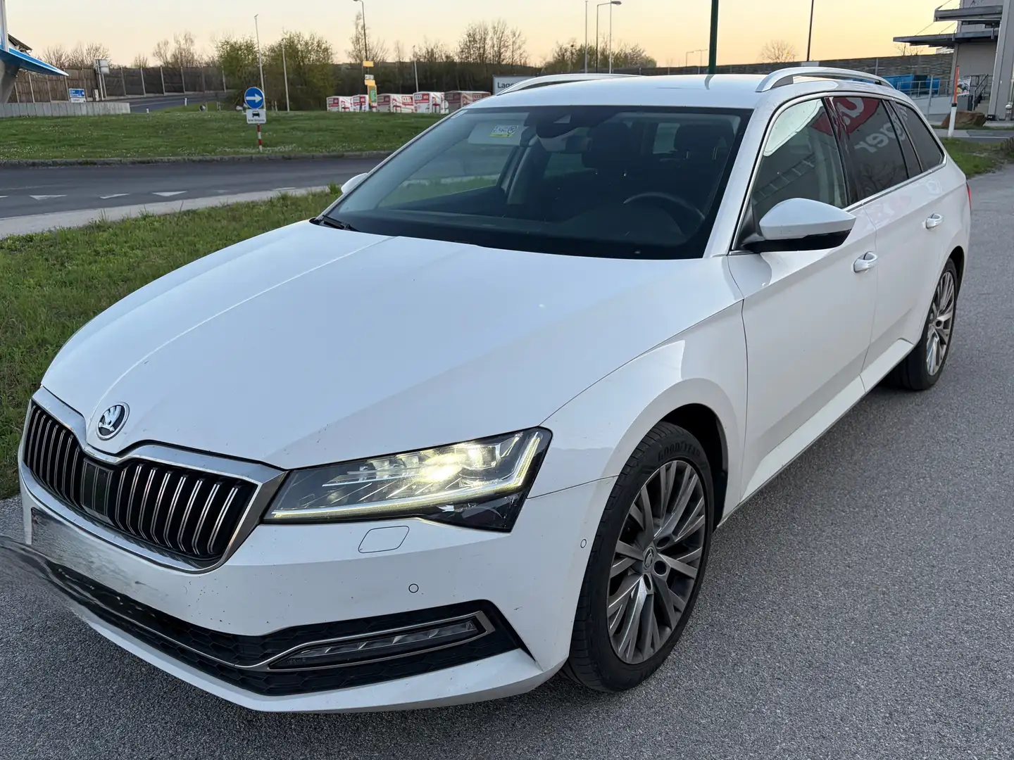 Skoda Superb Superb Kombi 2,0 TDI Style DSG Style Weiß - 1