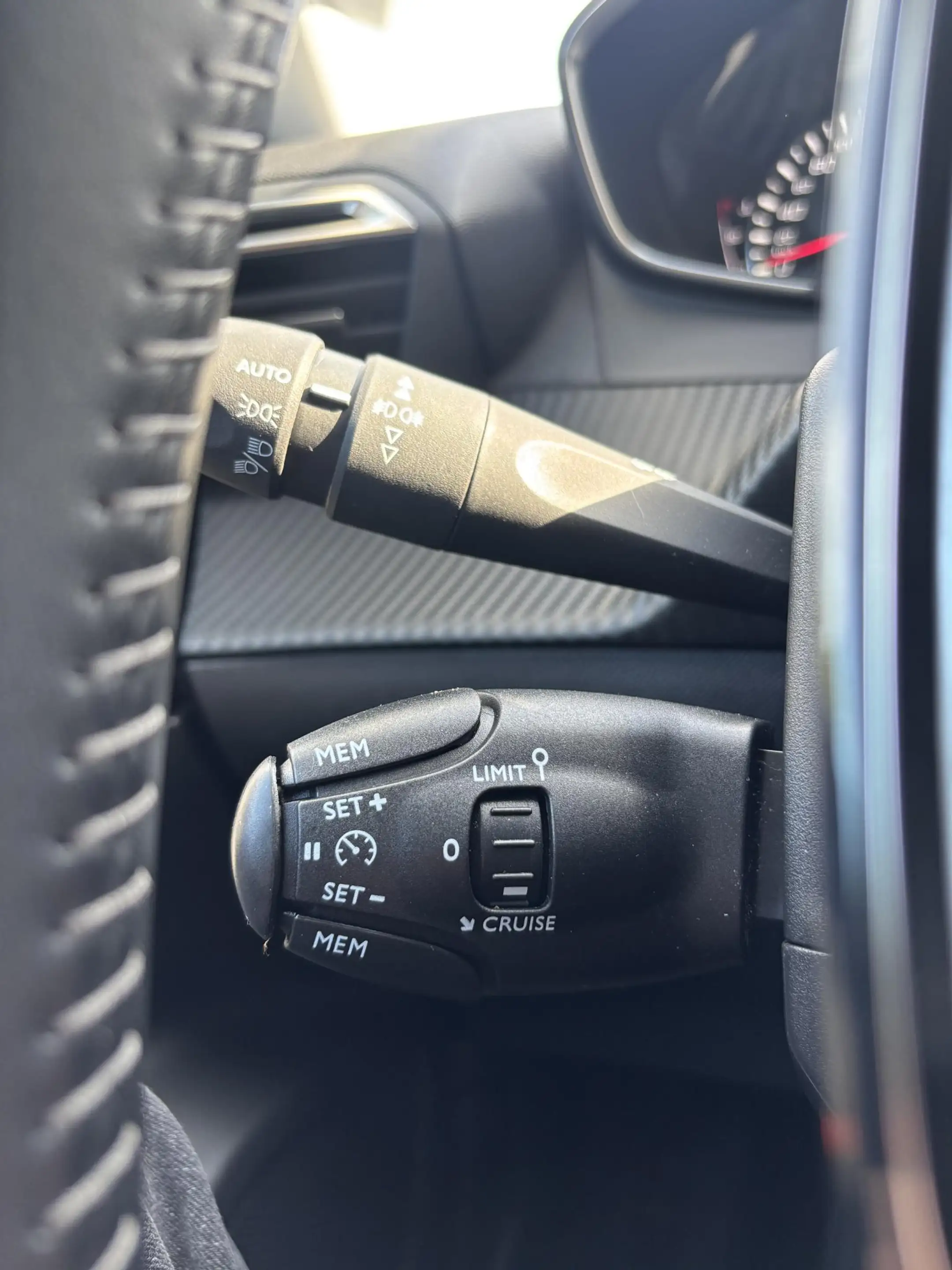 Peugeot 2008 1.2 PureTech Blue Lease Active |Cruise control|Nav — photo 9