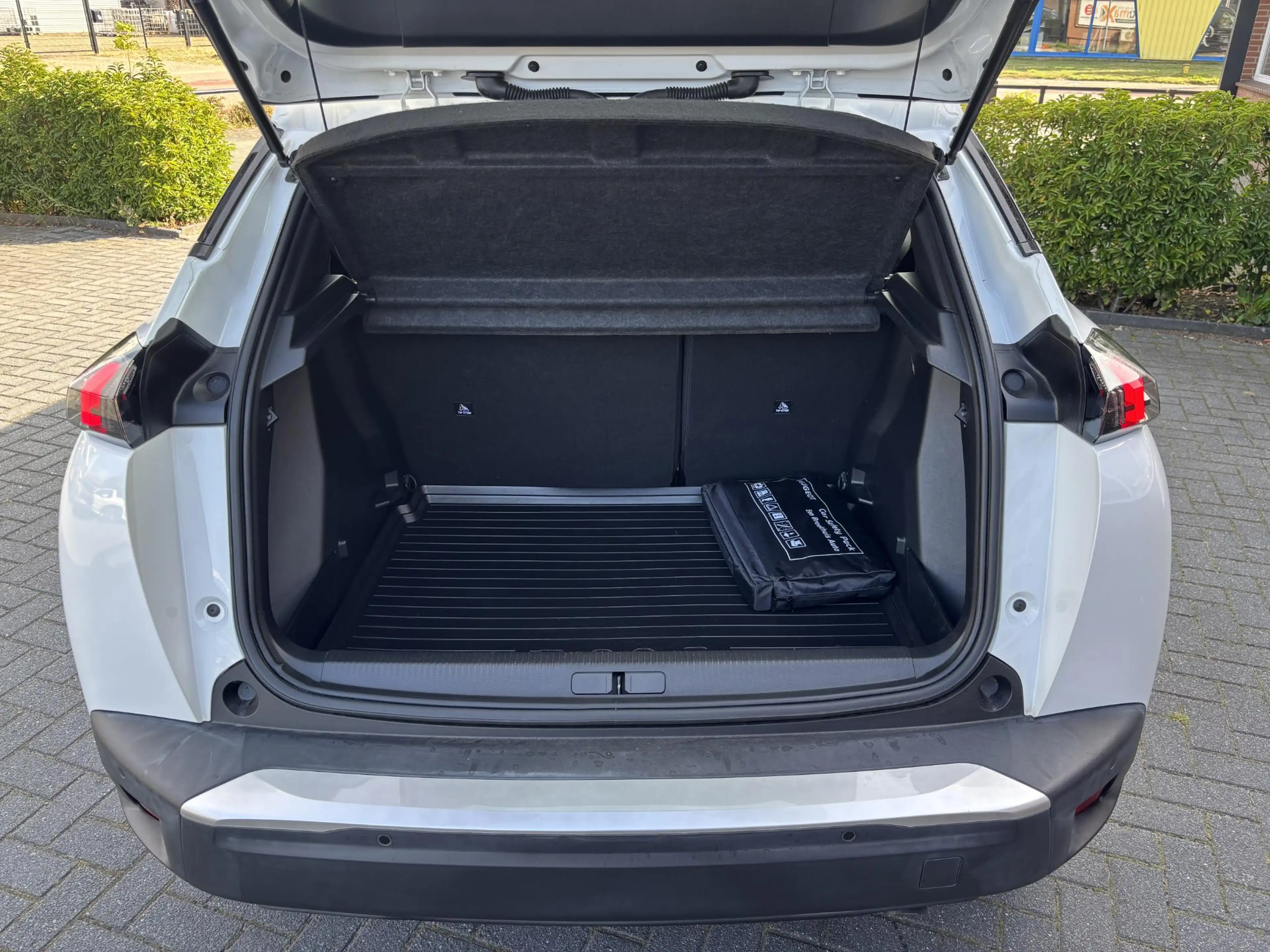Peugeot 2008 1.2 PureTech Blue Lease Active |Cruise control|Nav — photo 4