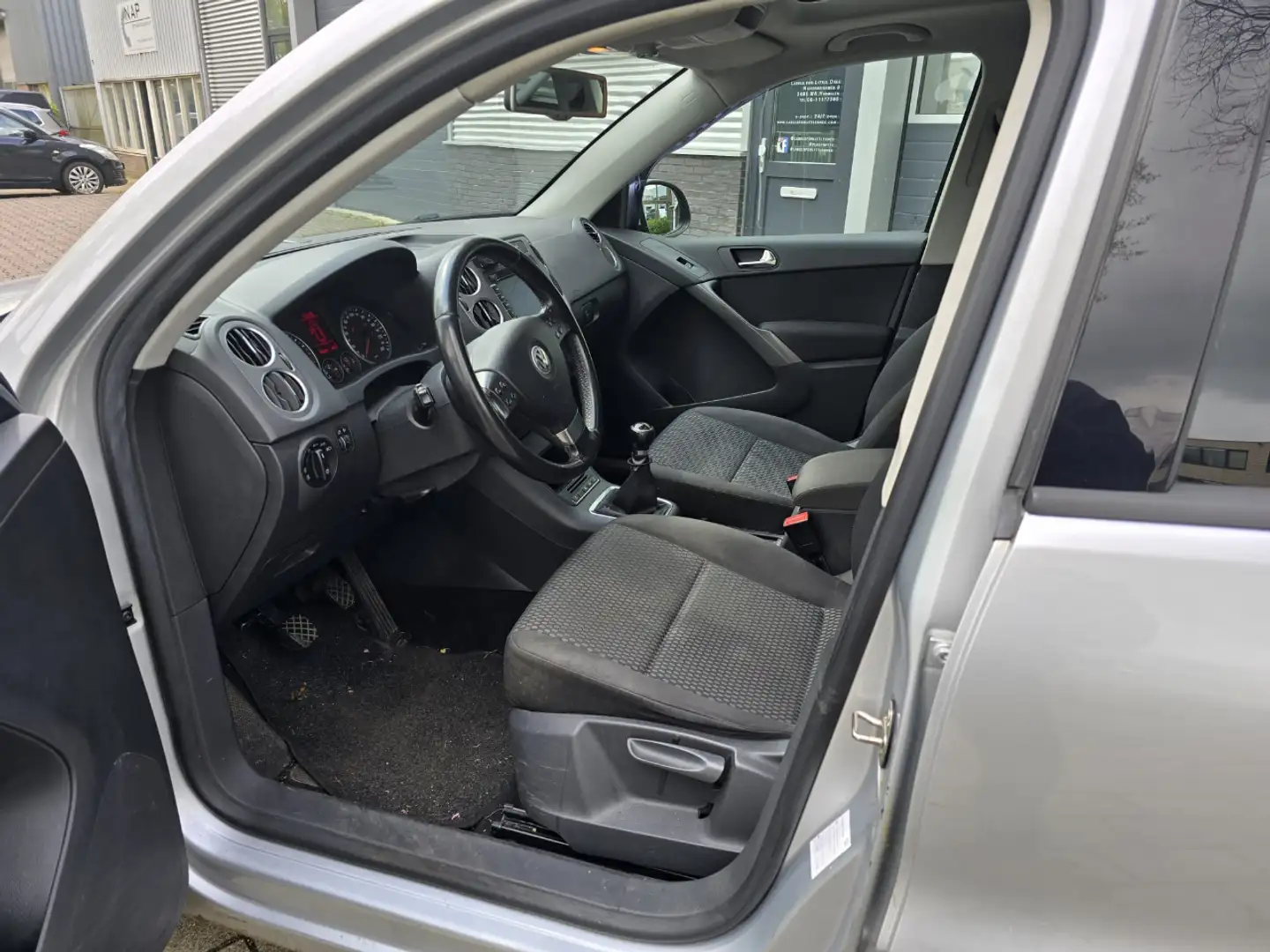 Volkswagen Tiguan 1.4 TSI COMFORT 4 MOTION PANO DAK Grijs - 2